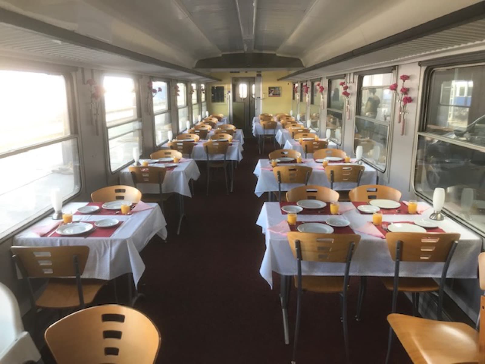 Gedeckte Tische im historischen Bistrowagen SRm 401