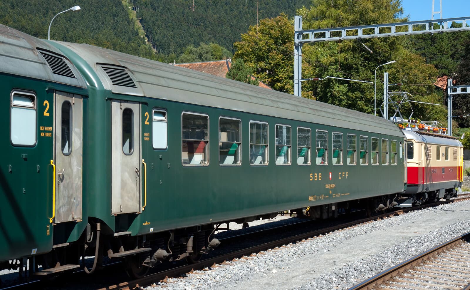 Grüner SBB-Schnellzugwagen 2. Klasse in Travers